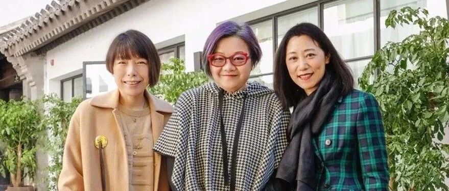 陈凯歌前妻晒照，自嘲站中间不会被剪掉，59岁穿的比年轻人时髦！