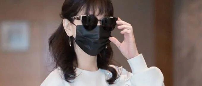 赵雅芝都快七十了，还穿卫衣配打底裤，连短裤都不穿也不遮臀型！