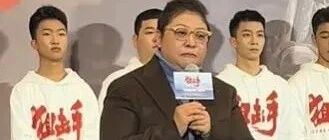 韩红减肥瘦身了也不漂亮，穿长裤大腿处都是松垮垮的，但上身壮！