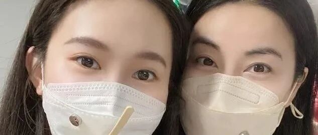 陈若琳捧奶茶和郭晶晶合影，美颜后脸是不真实，但气质个个高贵！