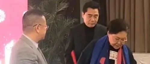 斯琴高娃老了腿脚不好，走路蹒跚的上台，陈宝国小六岁还很精神！