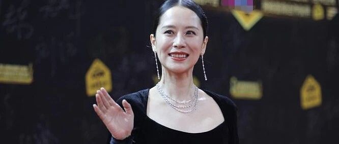 飞天奖红毯打光好可怕，海清脖子以上都是皱纹，43岁状态太真实！