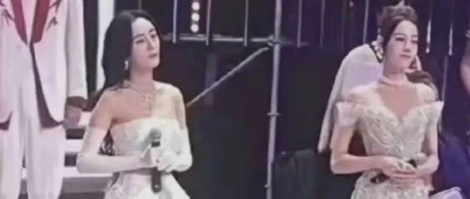 杨幂热巴同框现身活动，生了娃皮肤松弛身材下垂，没热巴有气质！