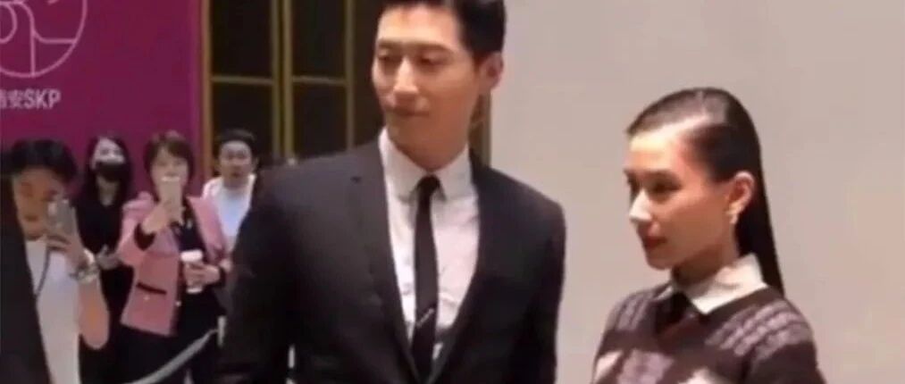 贵族气质是装不出来的，何超莲才是真名媛，打扮普通也漂亮！