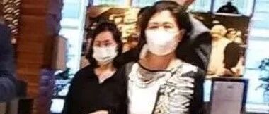 何超琼自带贵气，李嘉诚女友一路同行，却像个普通老太太！