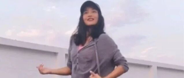 瞿颖晒照皮肤很黑，肚腩赘肉横生，50岁的女人还想白嫩似少女吗？