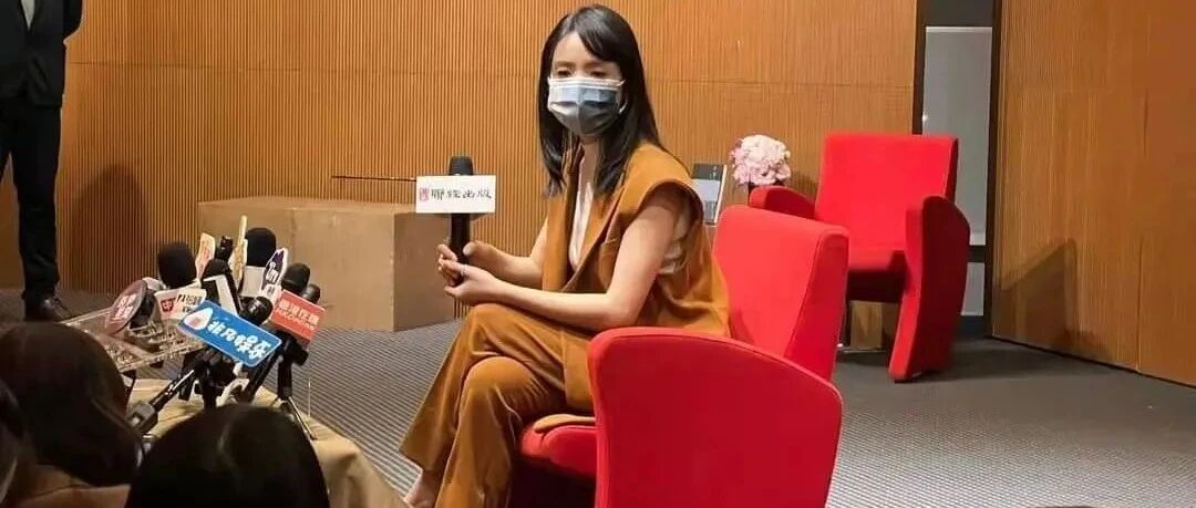 林依晨公开露面，穿套装气质干练知性，就是手臂太瘦身材扁平 ！