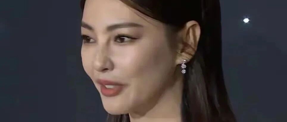 张雨绮脸变个样，眼角像是凹了一块，被宋轶衬的脸又僵人又壮！