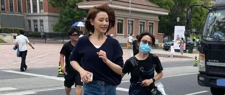 高圆圆在街头被偶遇,身材五五分就是中年人状态,但脸是真好看!