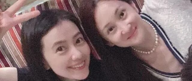 在同龄人中，高圆圆确实要年轻很多，而且气质还很清纯！