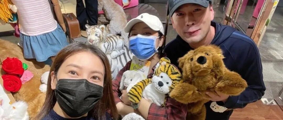 高圆圆晒好友合影，美颜了皮肤肯定好，但体态有了中年大妈感！