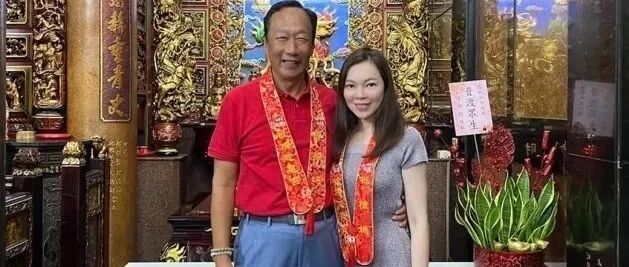 富士康老板71岁还这么年轻，搂腰好甜蜜，曾馨莹小24岁果然清纯！