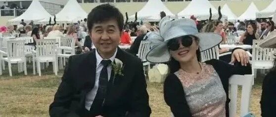 任静穿蕾丝裙戴宽檐帽，打扮成贵妇范，有53岁中老年女性的优雅！