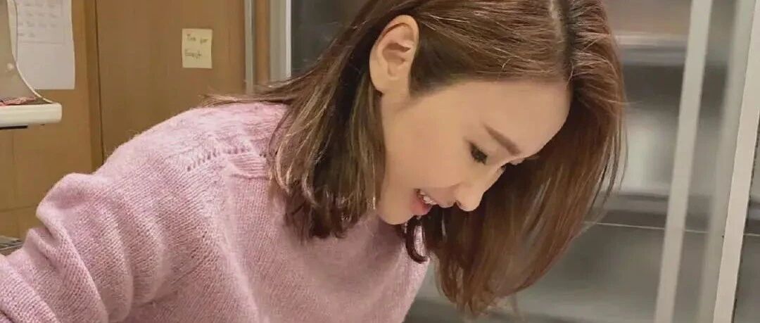 黎姿50岁还这么漂亮，穿紫色毛衣配牛仔裤，气质温柔甜美！