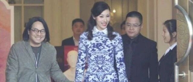 50岁不用装嫩也漂亮，李嘉欣穿旗袍裙，全身散发古典优雅气质！