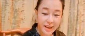 刘晓庆在家练书法,终于不化浓妆扮嫩,普通奶奶模样也很有气质!