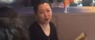 赵本山老婆罕见亮相，老年发福素颜也有皱纹，就是个普通妇女！