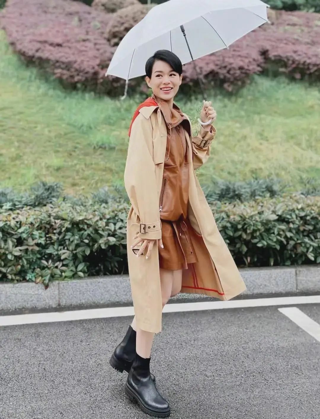 胡杏儿带三子游泳,素颜老态真实大腿粗壮,但画面太温馨幸福了!-微信头条网 胡杏儿带三子游泳,素颜老态真实大腿粗壮,但画面太温馨幸福了!