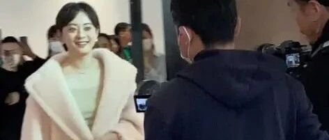 孙俪穿毛绒大衣参加活动，踩高跟鞋很优雅，但脸是真上年纪了！