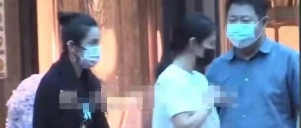 李冰冰聚餐被拍，腹部凹陷驼着背，真实状态还没妹妹气质好！