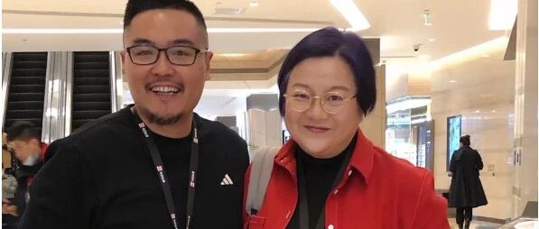 洪晃穿红色套装，有才气有气质，陈红老了活的不如她！