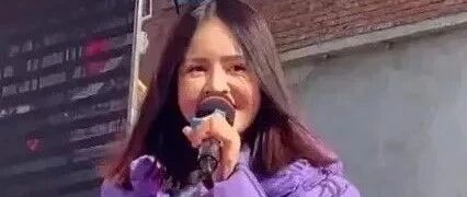 歌手高胜美现身农村，商演舞台简陋，穿羽绒服上台好寒酸！