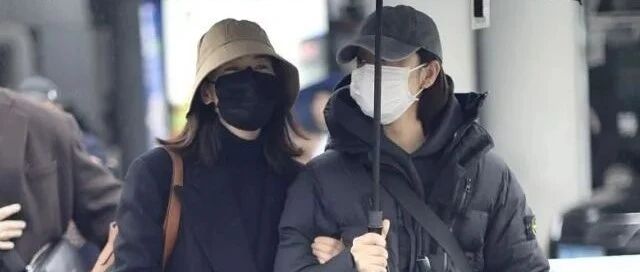 在机场拍到高圆圆，穿大衣配牛仔裤衣着一般，还没闺蜜时尚高级！