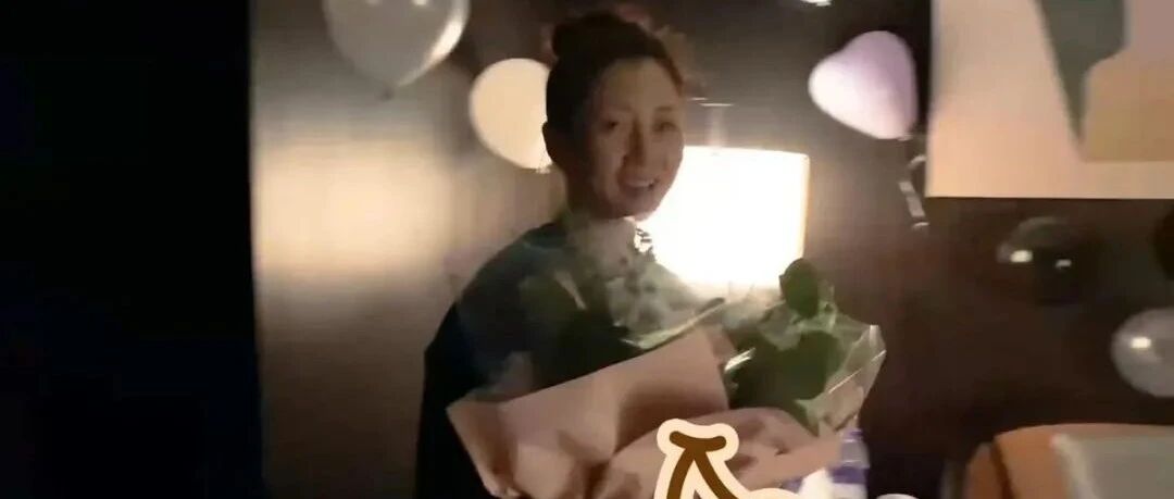 殷桃庆42岁素颜出镜，脸颊饱满一点不显老，扎丸子头很青春减龄！