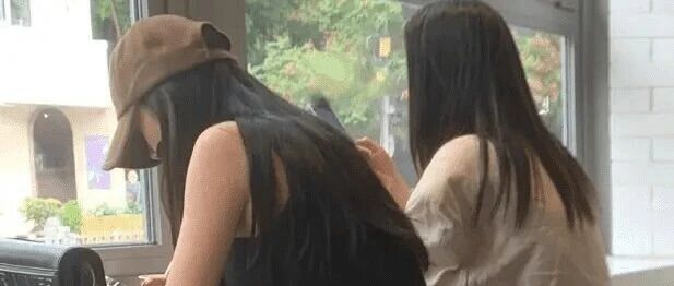 杨幂跟好友逛街，穿紧身吊带身材下垂严重，没有素人体态少女！