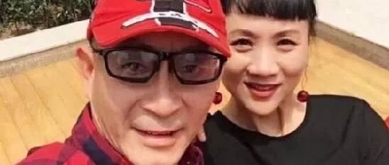 六小龄童晒合照，老婆皱纹丛生还剪刘海，老态真实怎么装也嫩不了