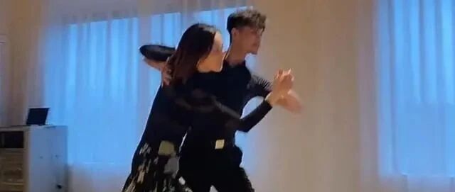 王琳51岁不见老，穿紧身衣碎花长裙跳舞，这身材比年轻人还苗条！