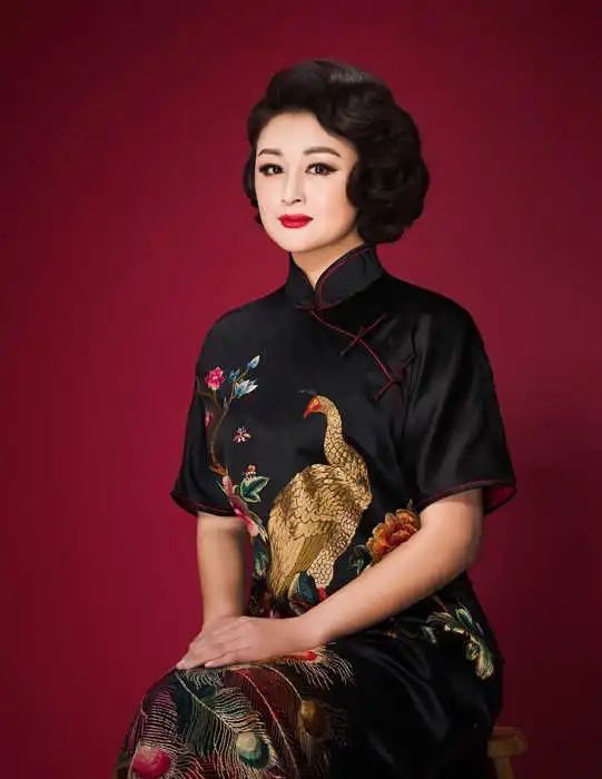赵本山小姨子脸型土,五大三粗的身材,没想到平时穿的这么贵气!-微信头条网 赵本山小姨子脸型土,五大三粗的身材,没想到平时穿的这么贵气!