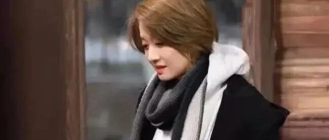 大把年纪还装嫩，马伊琍穿卫衣搭粉裤，比年轻女孩打扮的还时髦！