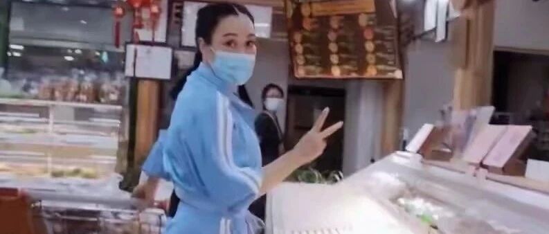 钟丽缇穿运动装逛超市，50岁还强行装嫩，穿短裤勒得臀型好明显！