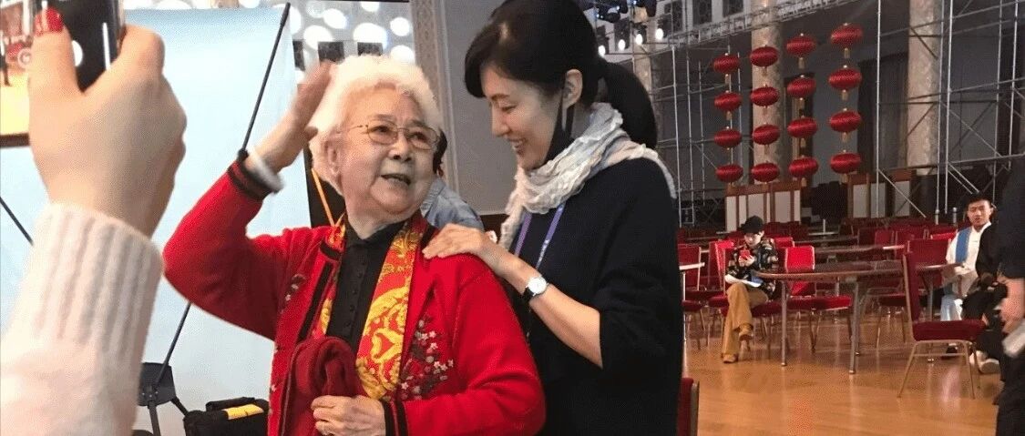 周涛跟老艺术家一起被拍，53岁脸松垮挺真的，不像营销那么漂亮！