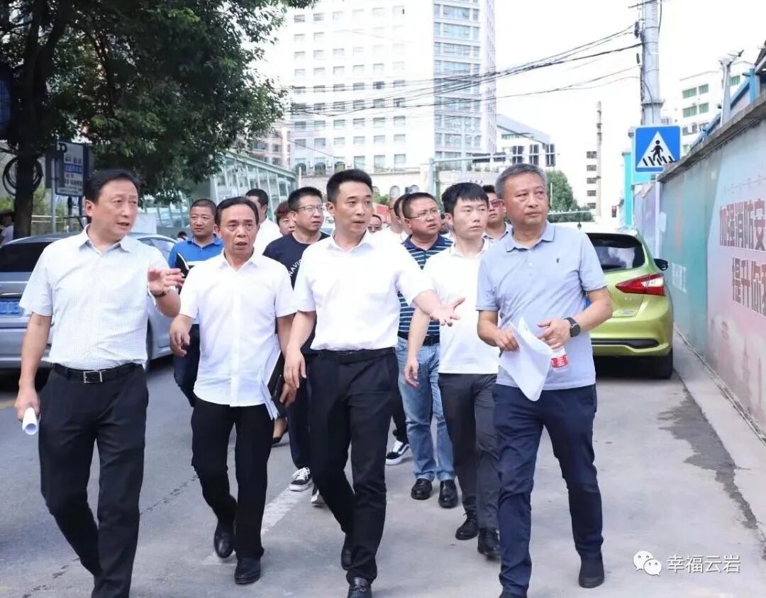 云岩区委书记朱刚调研新城吾悦广场项目建设情况
