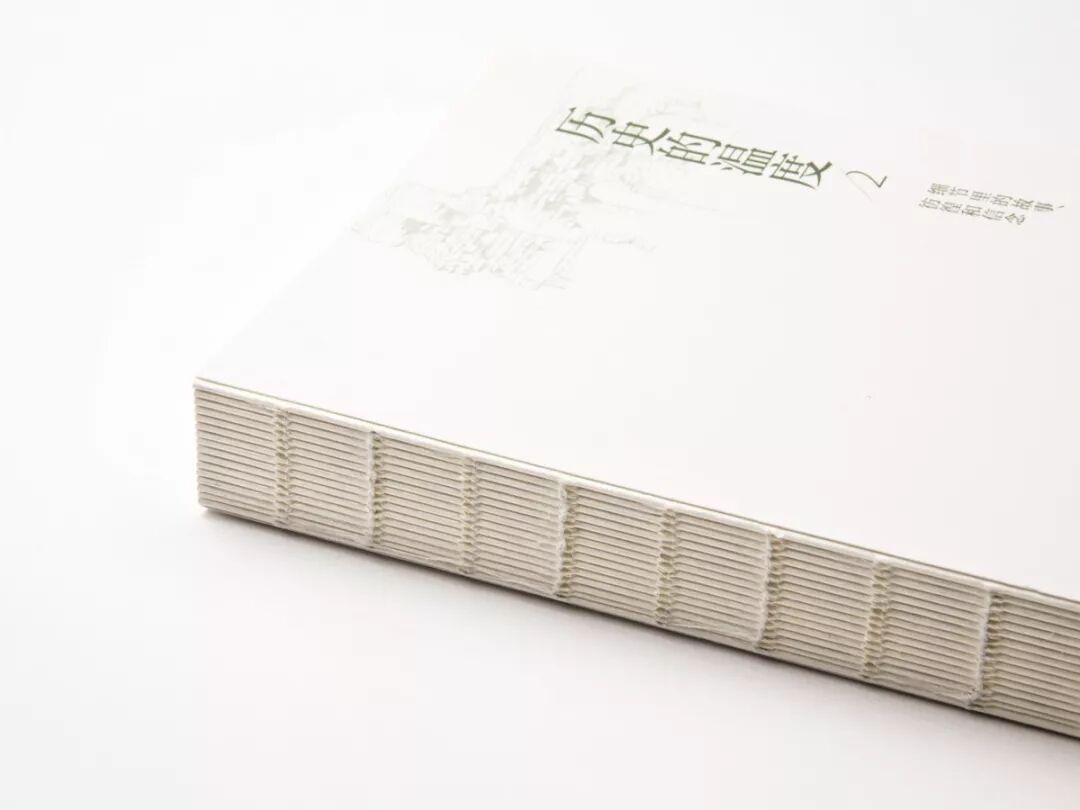 因为两本书都非常厚,所以采用的是"裸脊锁线"的装订方式,成本比一般的