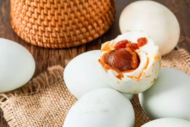 这个咸鸭蛋沙酥流油，空口吃超过瘾