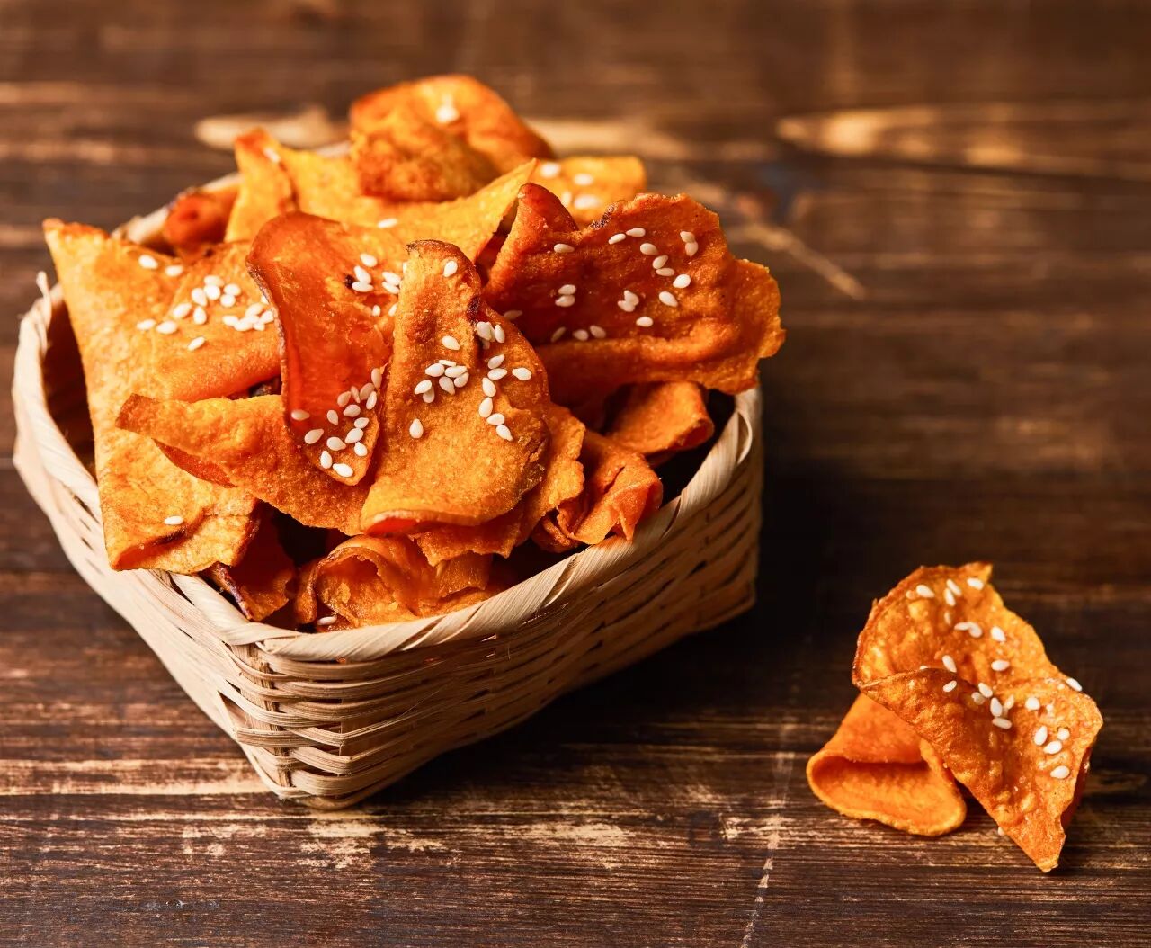 地瓜清洗去皮后,切成薄薄的, 厚度仅为1毫米的地瓜片,再进行高温处理.