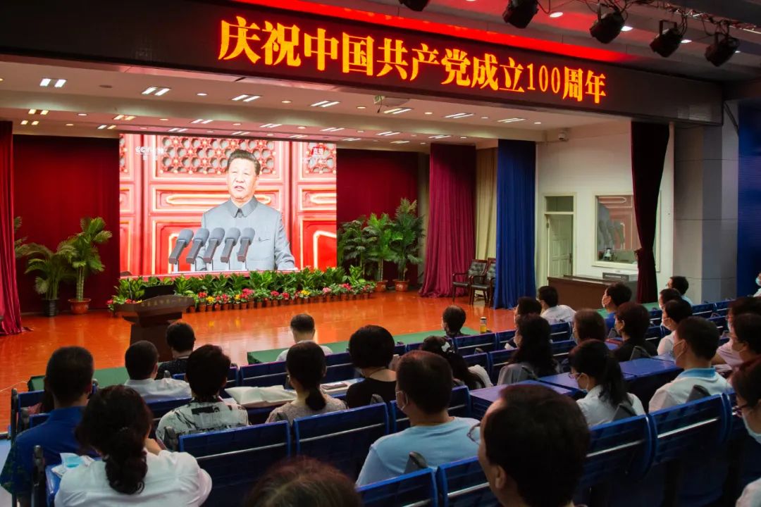 石家庄一中教师集中收看庆祝中国共产党成立100周年大会