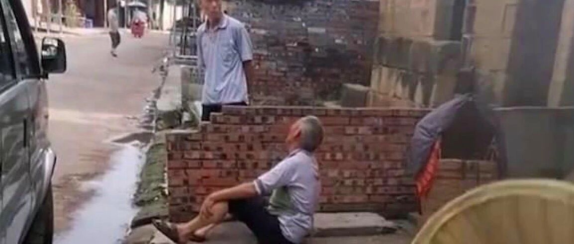 老人相伴多年的狗走丢，崩溃坐在地上大哭，众多邻居帮忙一起寻找