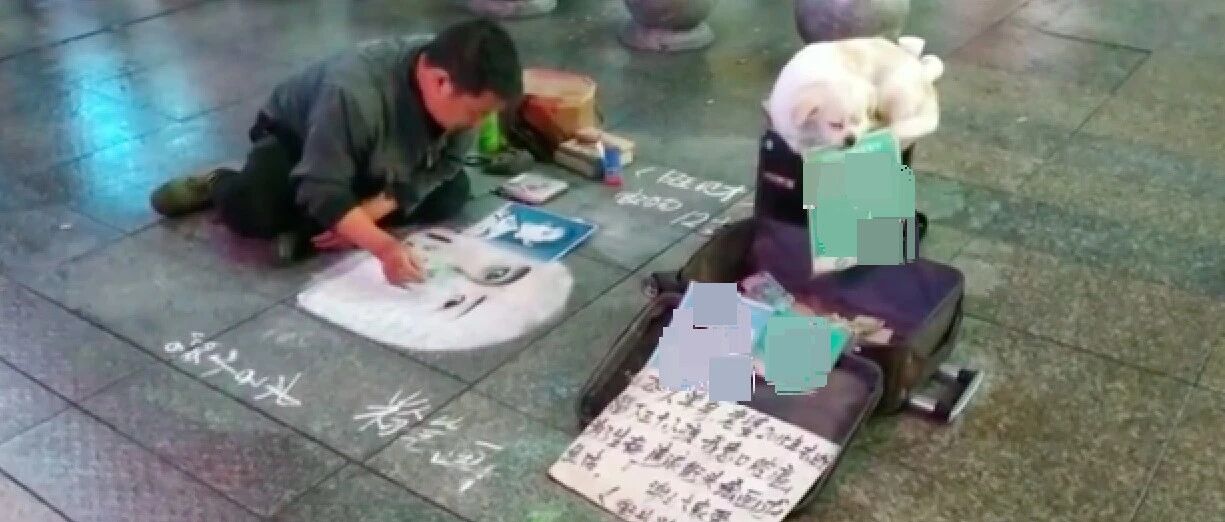 长沙一乞丐虐待狗，让它叼二维码博同情？周围商贩保安却说他很好