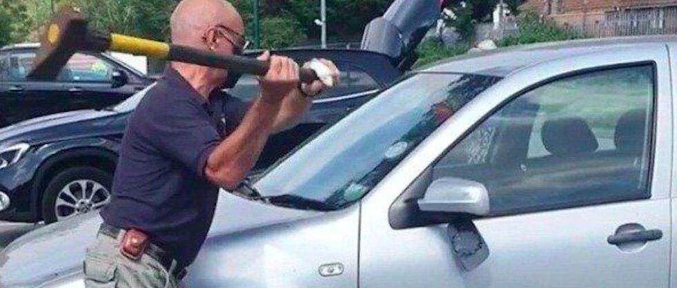 狗被锁在车内中暑晕倒，大叔毫不犹豫拿来斧头砸窗，事后被免处罚