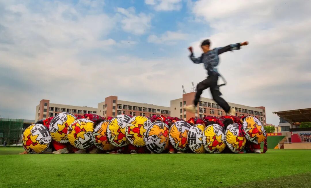 和落实"双减"政策的同时,利用当地丰富的特色民俗等资源,将永新盾牌舞