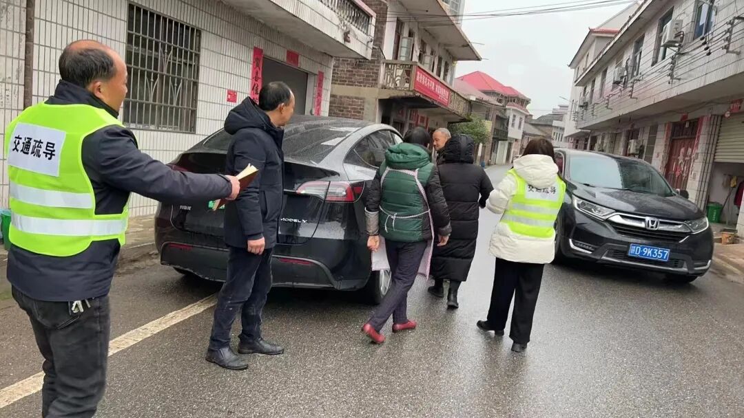 永新县龙门镇心系群众办实事交通疏导暖民心