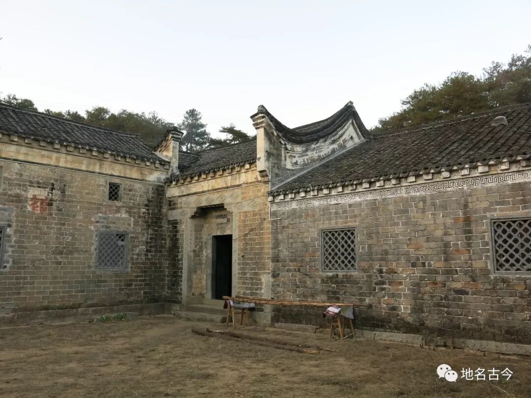 黄晋| 大别山的罗家大院