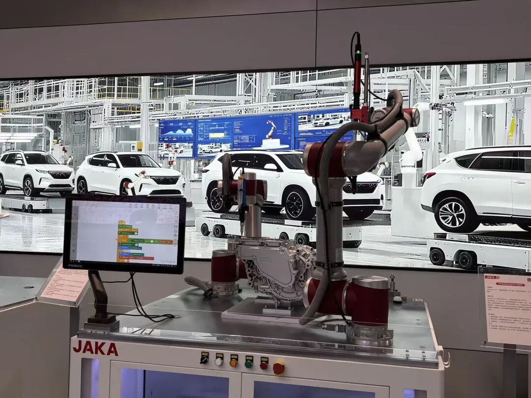 节卡股份协作机器人在汽车零部件领域的应用 拍摄：蒋习