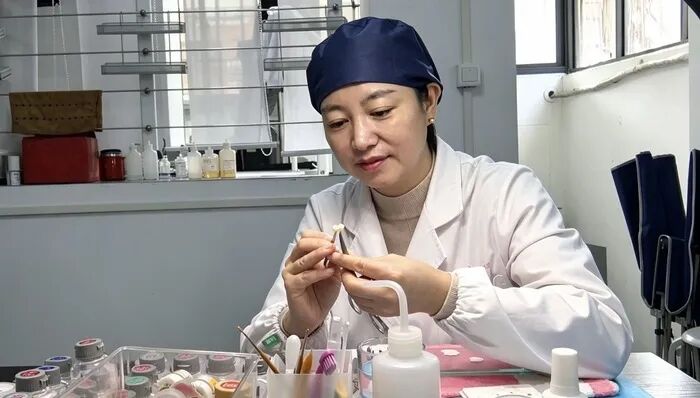 口腔修复工艺教练组组长周曼莉；假牙；以假乱真；新技能；新机遇