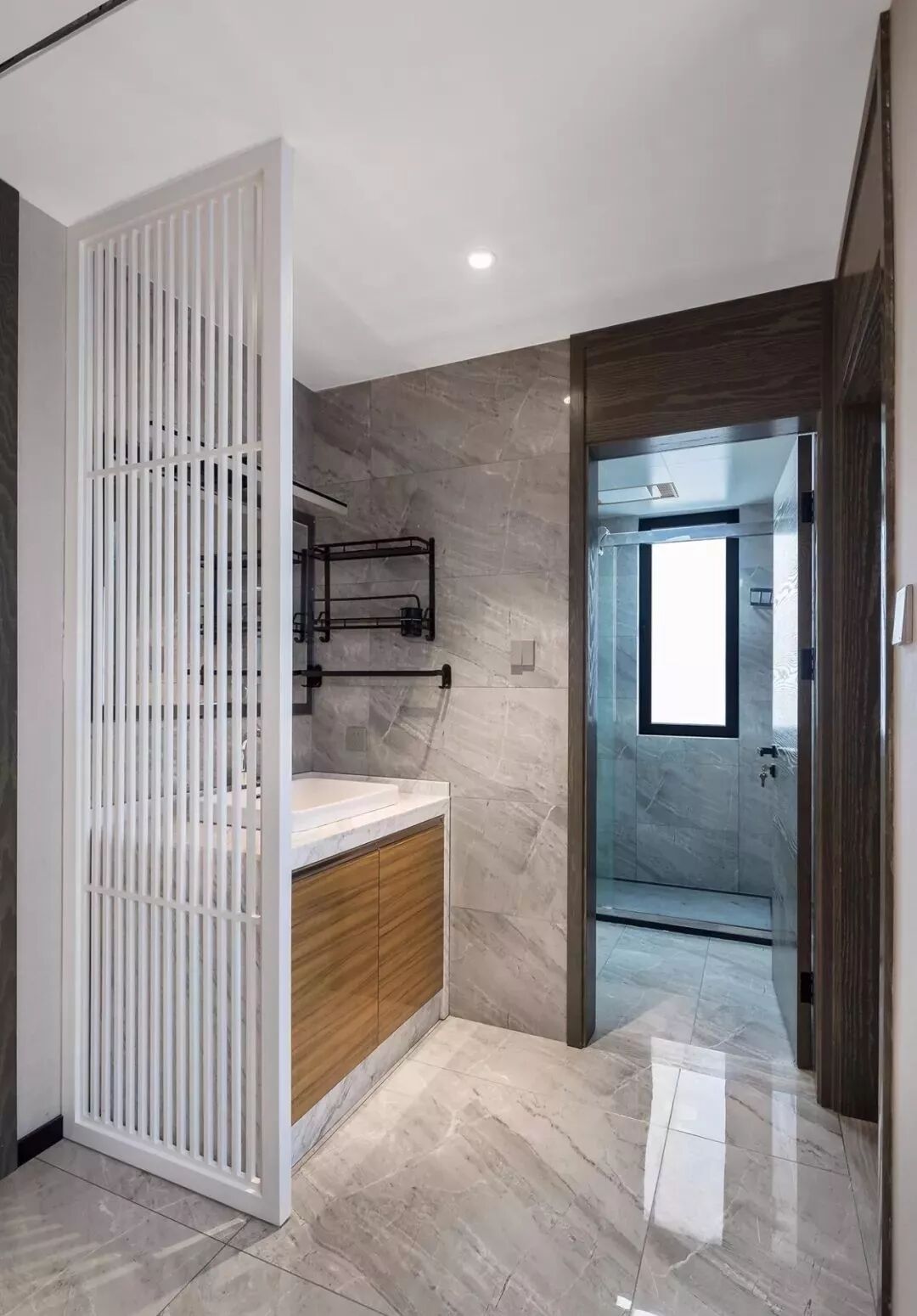 卫生间干湿分离,白色栏栅作隔断