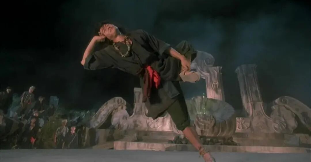 天无绝人之路,跌入谷底的苏乞儿得到丐帮前辈真传,不但习得睡梦罗汉拳